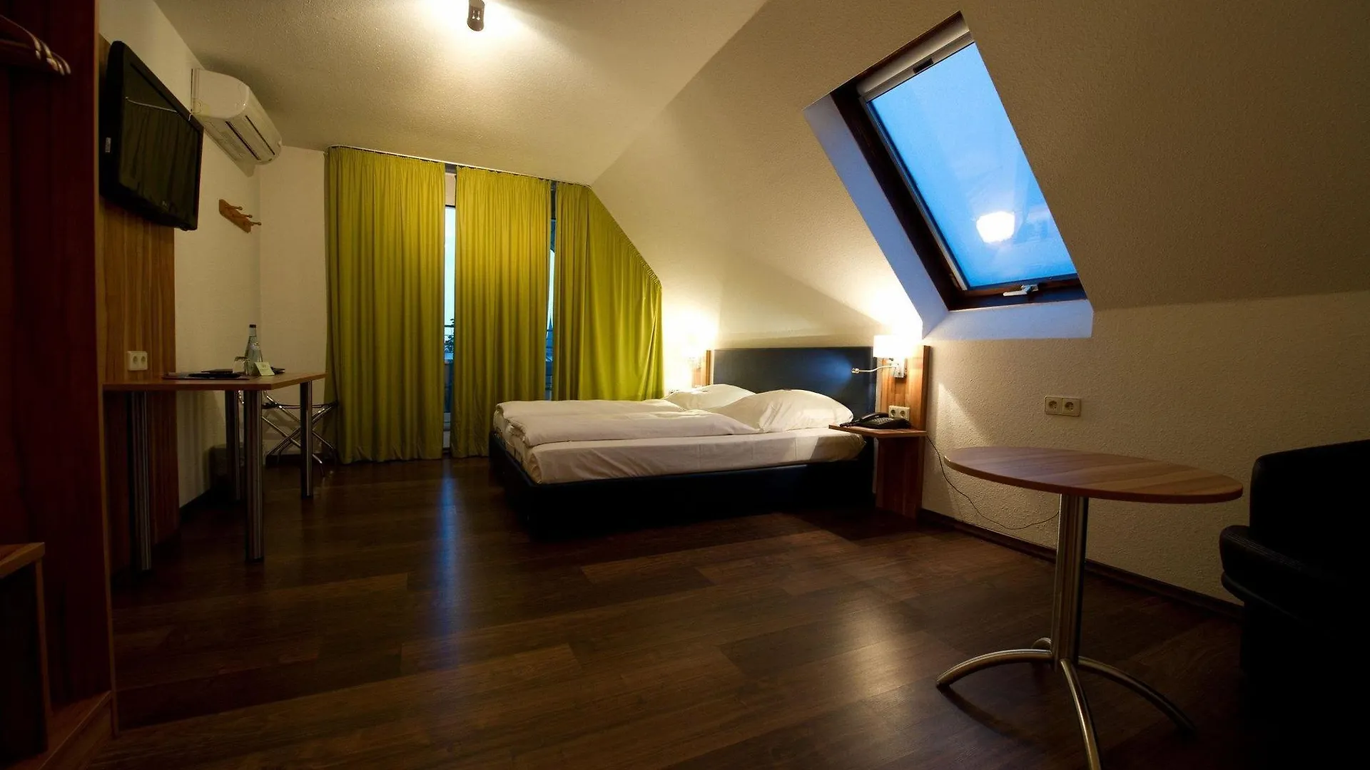 Hotel Domino Stuttgart 4*,